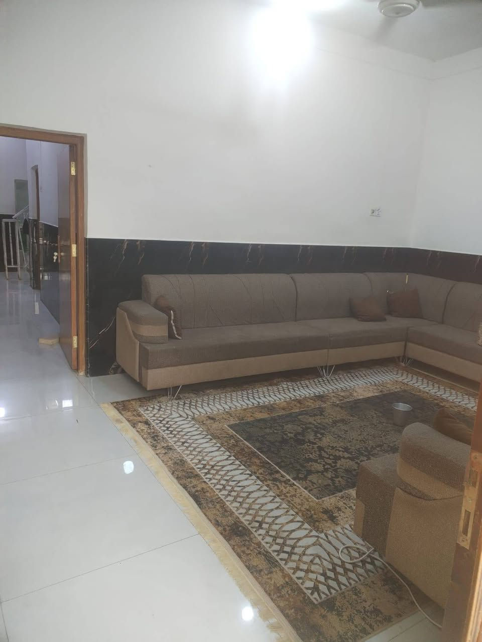 السلام عليكم بيت طابو بحي التضحيه قرب مدرسة حبيب ابن مضاهر الاسدي البيت ع ساحه تبليط باب البيت يحتوي ع ديوانيه وهول وصاله و3غرف ومطبخ وصحيات وطارمه والفوك مشتمل غرفتين وصاله ومطبخ وصحيات مساحته 220 بناء بلوك بس توه مرمم ونضافته شوفت عينك والشراي يتصل ع الرقم ***********
