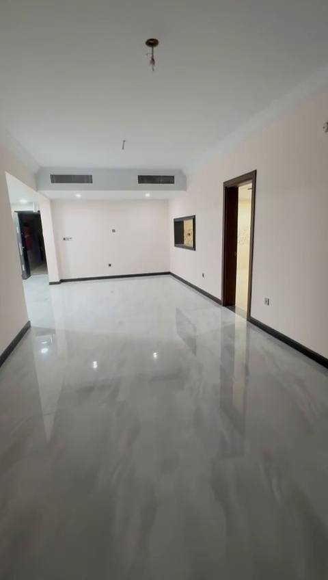 📢 شقة للبيع – بسعر تنافسي في بوابة العراق
📍 الموقع: بوابة العراق – البنايات الجديدة
📐 المساحة: 198 م²
🏢 الطابق: العاشر
🏢 رقم البناية: 26
✨ الحالة: زيرو (جديدة ولم تُسكن)
🔹 تفاصيل الشقة:
▪️ ثلاث غرف نوم مريحة
▪️ غرفة ماستر (حمام خاص)
▪️ صالة واسعة
▪️ مطبخ عملي
▪️ شقة  (تقسيم مثالي ومريح)

🌇 إطلالة جميلة ومفتوحة
🏙️ إطلالة بوليفارد على طول الشقة 

🔹 مميزات مجمع بوابة العراق السكني:
▪️ أمن وحراسة 24 ساعة
▪️ كاميرات مراقبة في جميع المناطق
▪️ شوارع واسعة وخدمات متكاملة
▪️ مساحات خضراء ومناطق ترفيهية
▪️ مواقف سيارات منظمة
▪️ مصاعد حديثة وخدمة مستمرة
▪️ موقع استراتيجي قريب من أهم مناطق بغداد
▪️ خدمات (ماء، كهرباء، صيانة) متوفرة بشكل مستمر
💰 السعر: راح يكون 34 بدل 35 
⚡  المالك مستعجل على البيع
📞 للاستفسار والتواصل: [***********]
