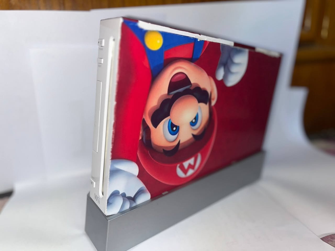 للبيع: جهاز نينتندو وي (أصلي) بحالة استثنائية وبكامل ملحقاته 🌸🍄
يا شباب، متوفر عندي جهاز Wii من الإصدار الأول المرغوب (RVL-001)، الجهاز نظيف جداً وبمواصفات "نقية" بدون أي تلاعب بالسيستم. الجهاز عليه ستيكر ماريو مرتب ومنطي شكل فخم بصف شعار نينتندو. ✨
📋 معلومات الجهاز التقنية:
الموديل: RVL-001 (EUR) - النسخة الأوروبية (الأفضل من ناحية جودة التصنيع). 🇪🇺
السيريال نمبر: LEM10003884 2 (الأصلي والمطابق للجهاز). ✅
الحالة: قارئ الأقراص (Disc Drive) شغال 100% وبسرعة استجابة ممتازة. 💿⚡
المظهر: الجهاز نظيف جداً (يوجد شخوط بسيطة جداً بصف الليبل الأصلي لا تؤثر على الشكل نهائياً). ✨
📦 البكج (القطع الأصلية):
اليدوات: ريموت أصلي + ننشاك أصلي. 🕹️
التوصيلات: كافة الوايرات والقطع الأصلية (Power Adapter + AV Cable). 🔌
الجنطة المميزة: الجنطة الوردية الأصلية 🎒🌸 (تحمي الجهاز وتجمع كل ملحقاته بداخلها).
🌟 ليش هذا العرض ما يتفوت؟
دعم الـ GameCube: موديل RVL-001 يدعم تشغيل ألعاب ويدوات القيم كيوب. 🎮
أصلي وغير مهكر: الجهاز بحالة المصنع ومحافظ على أداءه المستقر. 🛠️
شكل متميز: لمسة ماريو والجنطة الوردية تخلي الجهاز قطعة نادرة للبيع. 🍄🎁
📌 السعر: 80 الف معا التوصيل مجاني لكافة أنحاء العراق💰
📍 الموقع: الديوانية
📞 للتواصل: راسلني خاص أو راسلني واتساب على الرقم [***********]
