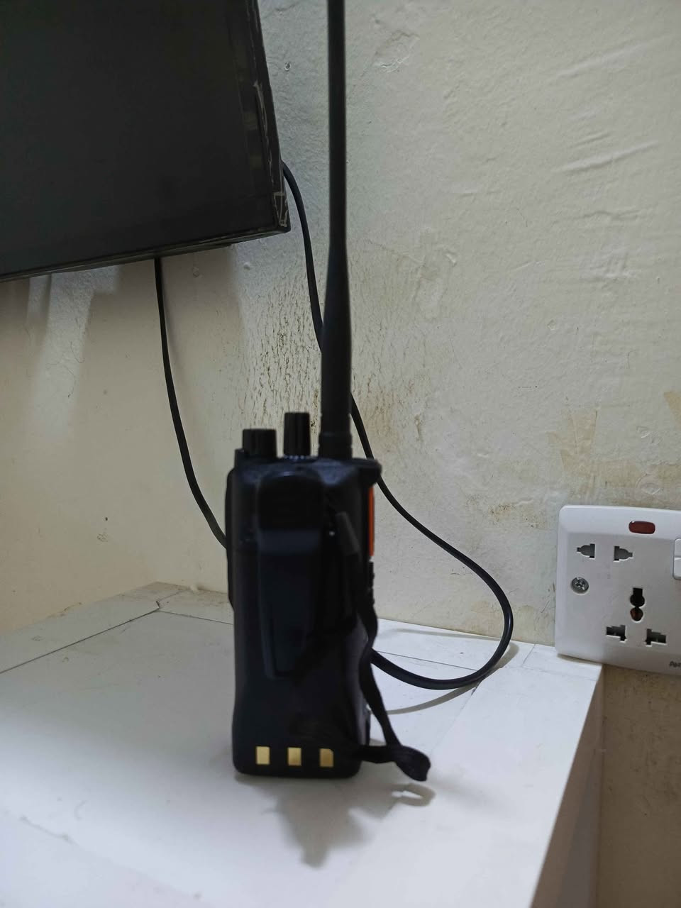 للبيع جهاز لاسلكي Motorola احترافي
الشركة المصنعة: Motorola
المواصفات:
يدعم نطاقي VHF / UHF.
شاشة ملونة عالية الوضوح.
هوائي خارجي يمنح استقبالًا وإرسالًا قويًا.
بطارية قابلة لإعادة الشحن. عن طريق تايبسي وشاحنه كهربائيه مالته الاصليه 
جودة صوت نقية وواضحة.
هيكل متين مناسب للاستخدام اليومي
لوحة أرقام كاملة لسهولة البرمجة.
مناسب للمواكب، الهيئات، الحمايات، الشركات، والفرق الميدانية.
المدى التقريبي:
داخل المدن: 3 إلى 5 كم.
في المناطق المفتوحة: 5 إلى 10 كم (وقد يزيد حسب طبيعة الأرض وارتفاع الهوائي) سعره 75النجف الاشرف لتواصل *********** النجف, العراق

