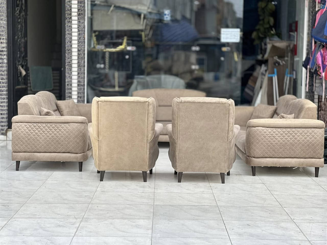 تخم تركي تكمه هيكل جدا ثقيل  متكون من 10 مقاعد  نضافه 100/100  بقماش الشامو  معركه وتر بروف بمقعد طبيّ سوفت امريكي فول بوليستر  نضام السرير ضهر سلايت تكدر تفتحه قطعه أو قطعتين هيكل  والقاعدة والرجل بل كامل خشب زان  تصميم كلش مودرن عنوانه اربيل زانكو 99 قرب مطعم كص سنگر يوجد  توصيل ل بغداد و لباقي المحافظات  *********** واتساب فقط علي
