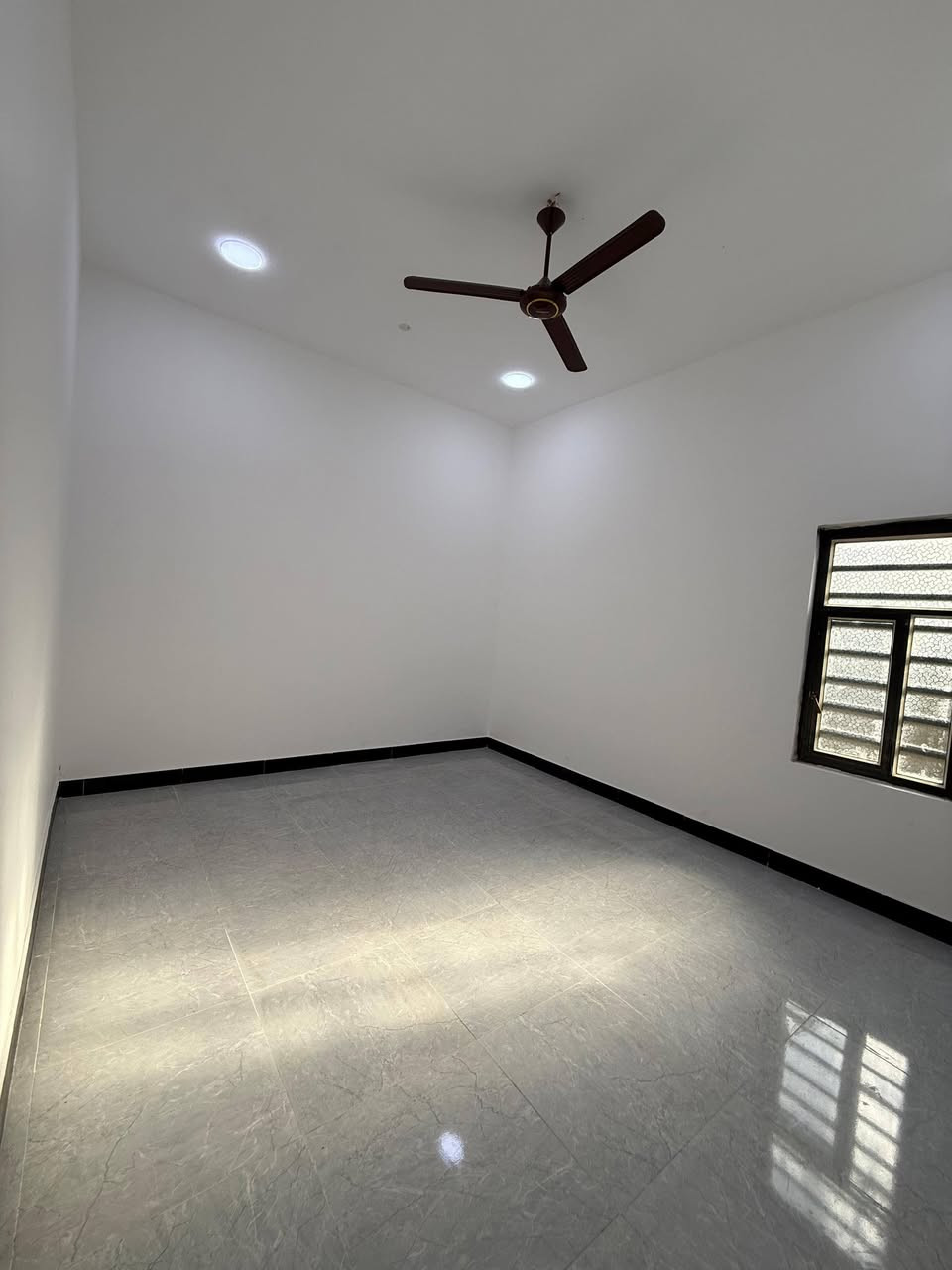 أسعد ألله أوقاتكم بكل خير 🔷
اللاستفسار📲***********

دار سكن للبيع بقمت روعه 🏭
المساحة 200 م
بناء حديث شقل درجه أولى👍
على شارع 10م تبليط 🛣
كافت لخدمات متوفره 

محتويات البيت ⬇️
1- كراج + حديقه
2- دوانيه
3- صاله
4- مطبخ
5- غرف منام عدد 2 
6- صحيات خارجي وداخلي

نوع العقار طابو زراعي
بأسم عراقي سند 25
الموقع راقي ⚡
البصره محوله الزهير
قريب على مركز لمدينه
يبعد عن سايدين سياحي 700م

كل هاذ جمال وترتيب
بسعر 125 وبي مجال لشراي
اللاستفسار 📲***********
