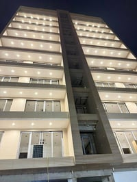 توجد شقة 120م للبيع تحتوي على مدخلين استقبال +مطبخ طابق 9 بناء  سكيورت...