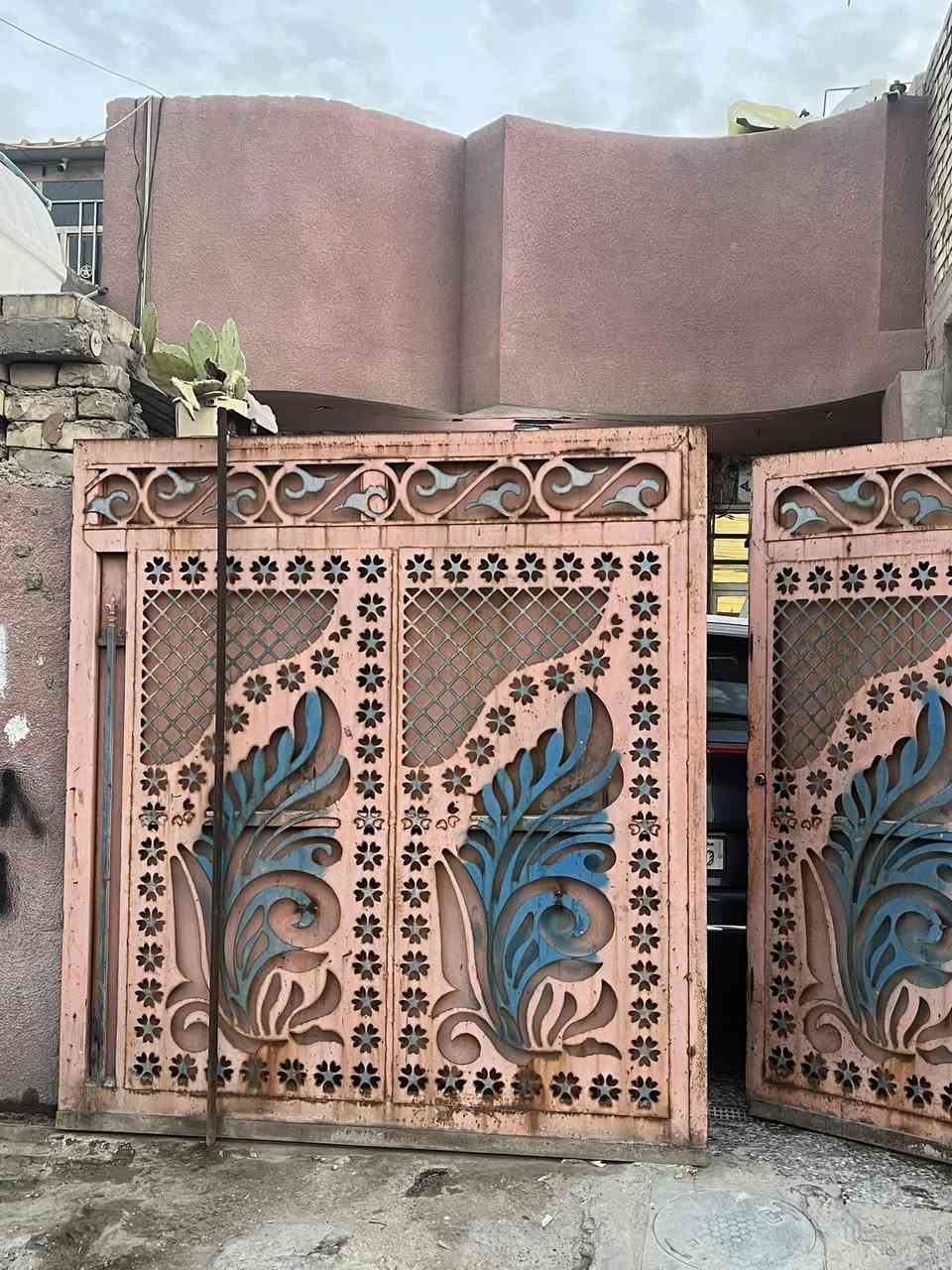 السلام عليكم للبيع دار ١٠٠ م تحتوي على استقبال ٥*٤  وصاله ٥*٥ وغرفة نوم ٤*٤  وترك ٩٠ سم  طابق واحد بناء حديث بلوك  وبيه كراج لسياره ٦*٥ سطح ستاير العنوان بغدا د المعامل رضى عويد  قرب مولده ابو طيبه  بفرعين  مقابل المضمد حيدر العقيلي  السعر ٤٥ وبيه مجال للشراي  ***********
