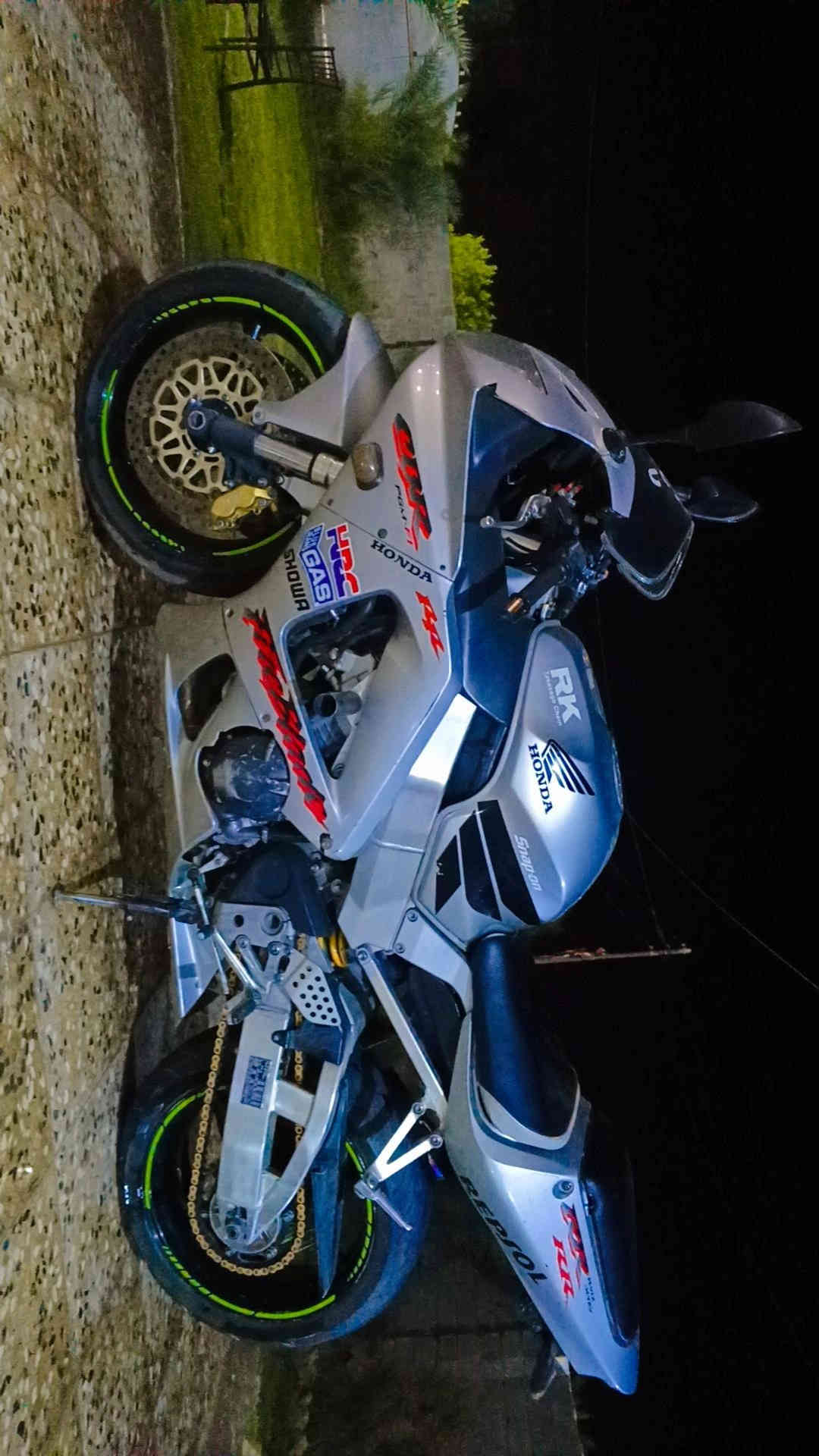 CBR RR 929 هوندى 
السلام عليكم 
دراجه هونداى مبدل طابوكه 
الدراجه ناعمه وحلوه اوراق وكمرك مدفوع 
17 ورقه وبيه مجال شراي اتصل ***********
