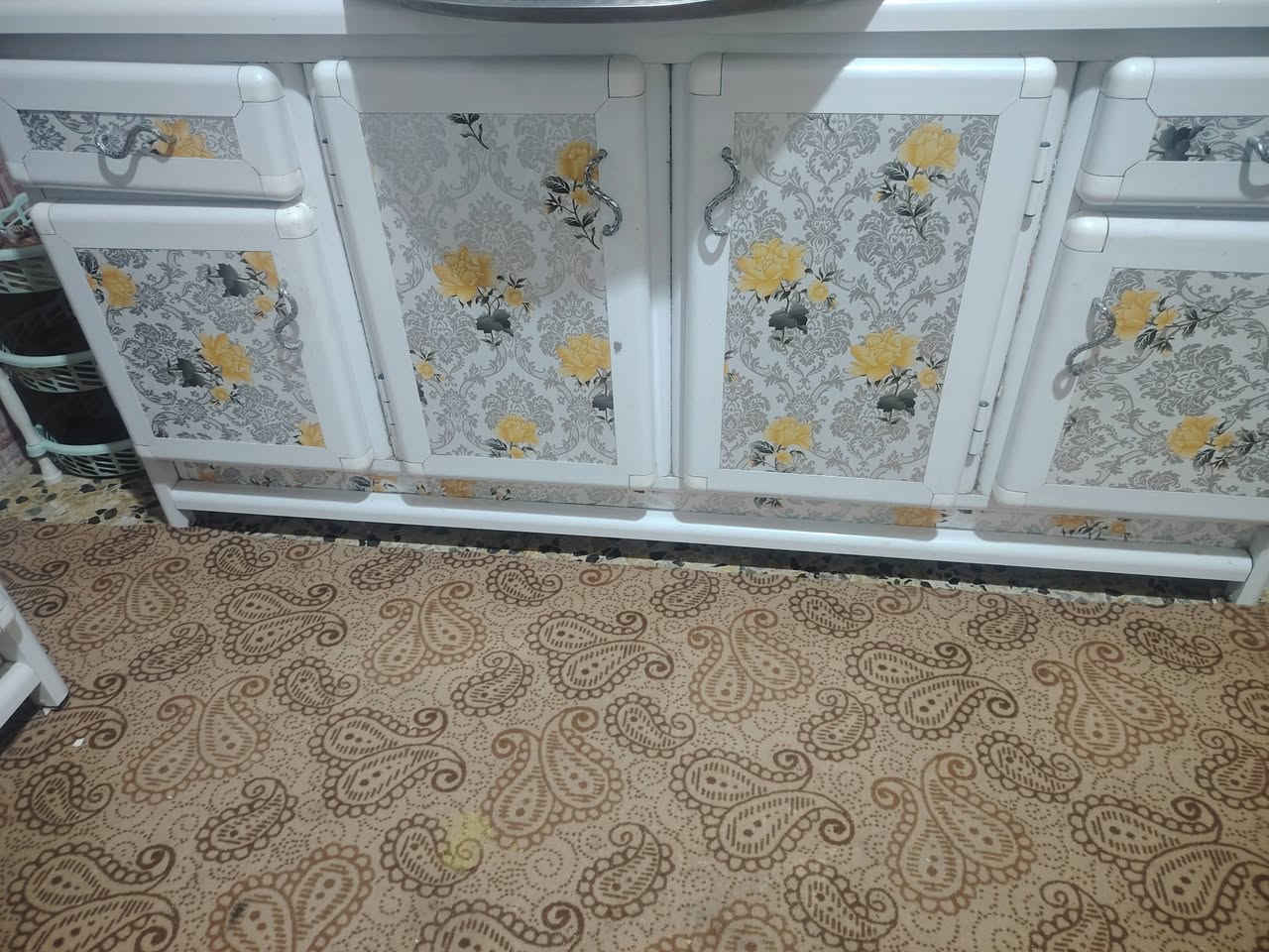 نص تخم تركي 5 نفرات ب100
طباخ مصري شغال ع فحص ب80

كاونتر 4 قطع اخو الجديد نضافته 90/100سعره ب200

وبعد عندي سخان طحان ومبرده حديد برفاب  وقنينه غاز وبنكه سقف وغساله

وفراشات ومداد وبردات كلهن للبيع مكاني نجف حي النداء ***********
