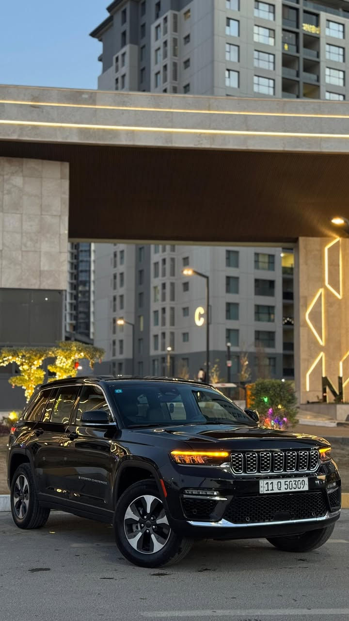 السلام عليكم
جيب كراند شيروكي Xe4 هايبرد 
2024
حجم المكينة 2000تيربو + هايبرد + شحن منزلي
فول مواصفات 1/1
خمسة راكب 
رادار 360 درجة 
تحديد مسار 
حساسات خلفية 
تبريد قطعتين 
خمس انضمة قيادة 
 بانوراما
دفع رباعي. 
 كير موس 
 هاند بريك بصمه 
مقود جلد + تدفئة 
شفتات ستيرن 
لايتات لد 
هيترات في الكشن 
ماشية 29الف  مرقم بغداد جديد
السيارة جاهزة من كلشي وبعد بيه هواي مواصفات
حادث السياره جاملغات خلفيه وقبق صندوك وبيه طخه جاملغ وبنيد قبق الجنطه مبدل لون يعني السياره 4قطع صبغ الباقي مكفول ايرباك سليم
السعر :(255)وبيها مجال بسيط وما اتصور اكو جيب 24بهذه السعر ترهم مراوس حسب القناعه
***********
بغداد حي الجهاد
