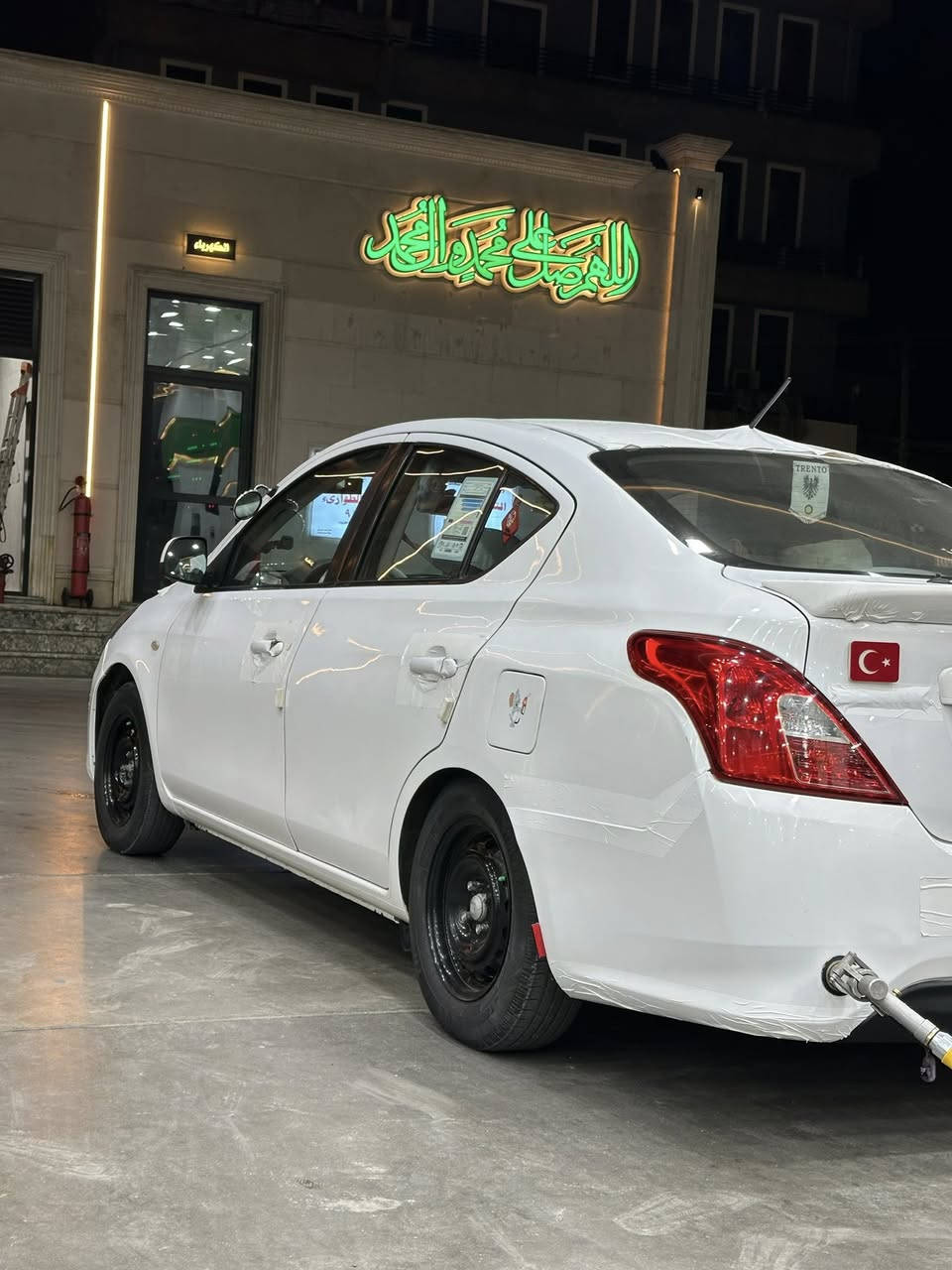 السلام عليكم 
نيسان سني هندي 2018 
ماشية 170 
بيها جاملغ خلفي مال السايق مصبوغ بدون داخل مجرد شخوط ومصبوغ وبيها شبر بين البابتين 
السيارة جاهزة للاخير 
منظومة زنون 
منظومة غاز 
تخم تاير 
شاشة كامرة دوارة
مكينة كير تبريد كفالة 
صدر خير من الله
رقم بغداد انكليزي الجديد  
السيارة باسمي بدون اي نقص 
السعر ‼️96 ‼️
مكاني بغداد شارع فلسطين 
رقم ***********
ممتواجد ع فيس
