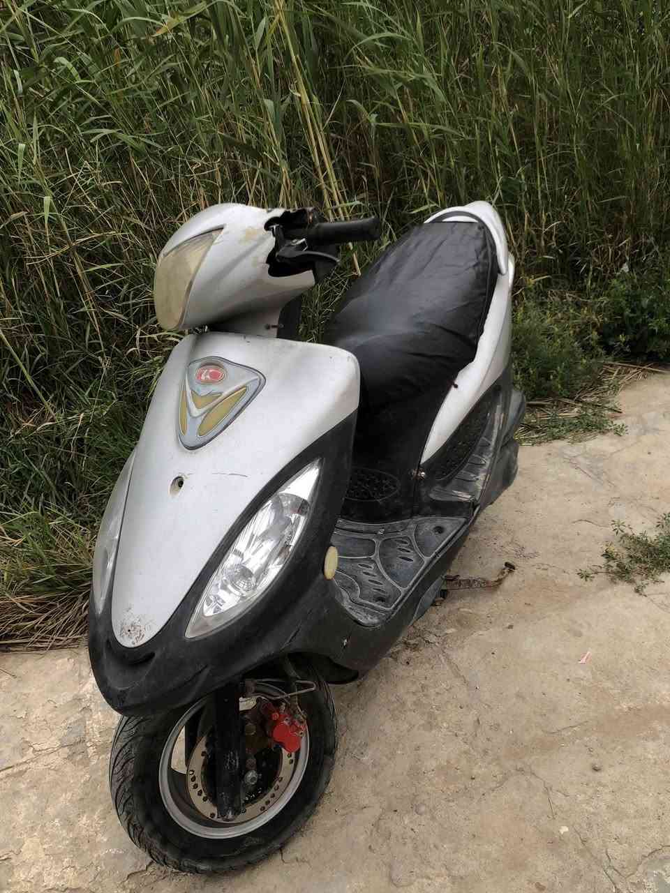 للبيع مكينه نضيفه مامفتوح بيها برغي وكلشي شغال بيها ٦٠٠ وبيها مجال راسلني او اتصل ***********
