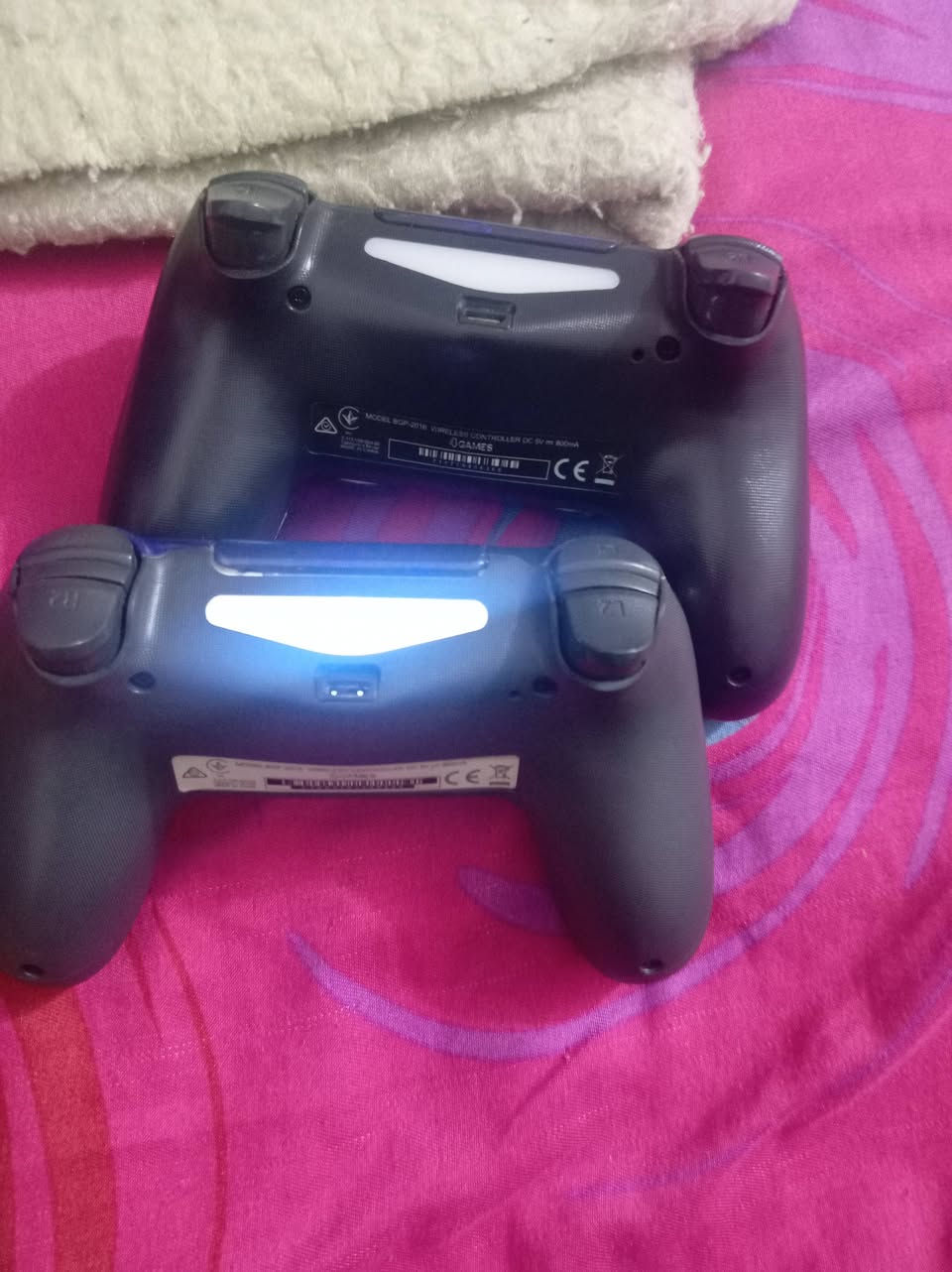 سلام عليكم 
جوستكات ps4
للبيع ثنينهم 
اليده الاولى بيها الاكس طامس بس شغال طبيعي 
واليده الثانيه R2بي خلل بس 
شغالات 100/100
بيع ثنينهم اب20الف 
مكاني بغداد 
لا يوجد توصيل


**إذا كنت صاحب هذا الإعلان وتريد حذفه لأي سبب، رجاءا أرسل رسالة إلى الدعم الفني**