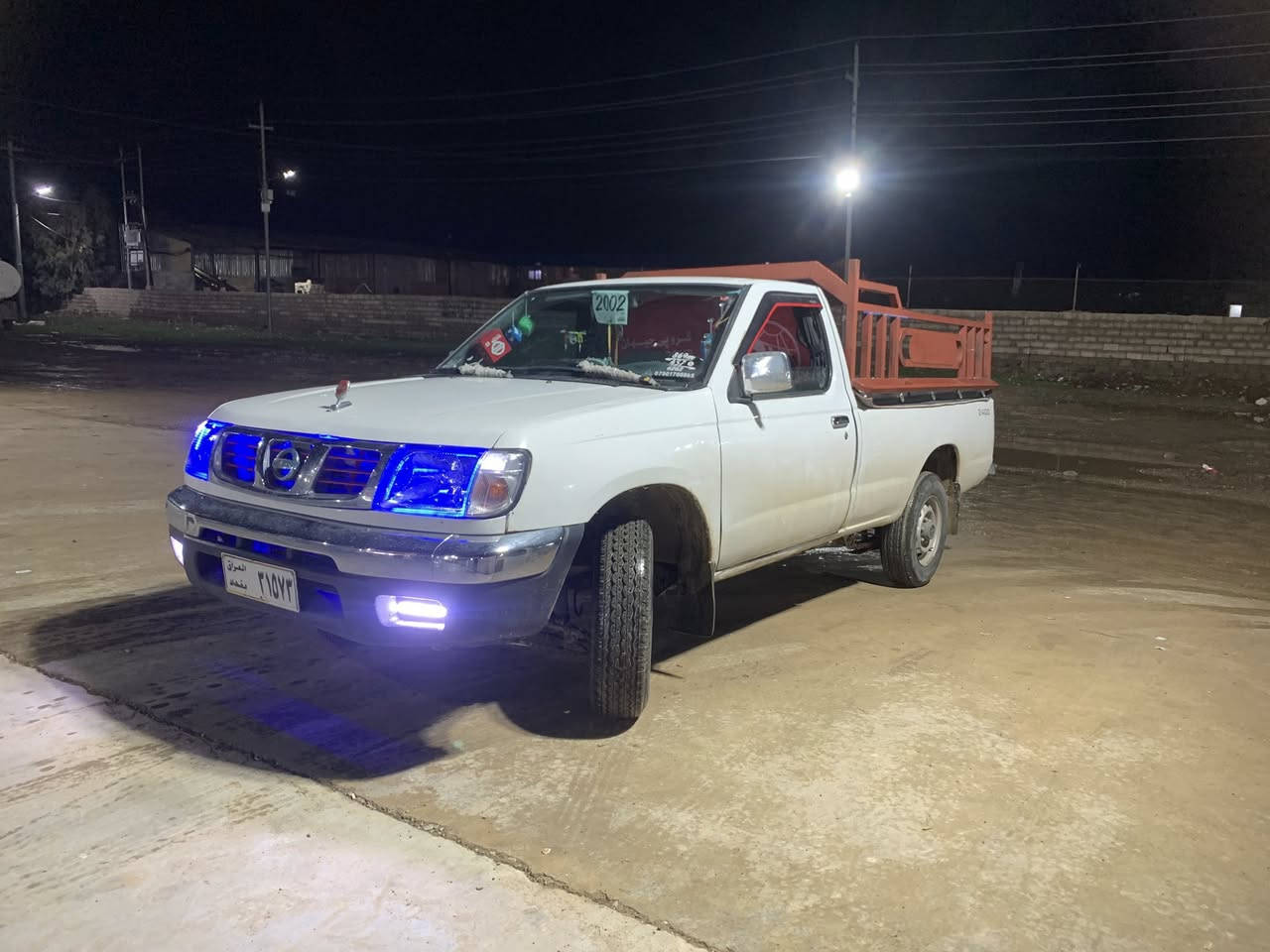 سەرەتا بەناوی خوای گەورەو میهرەبان نیسان مۆدیل 2002 ئارمی سۆران باشەرتی ئەوەلیاتو خرامە  چوار تایەی لۆکی لەژێرایە   پێشی یەک قرچی بچووکی هەیە  چەمچەو ناوبۆدی 40سانتیم  پێشودوای تازە داگیراوە  بەشەرتی گێرو مەکینەو عەکسل کامل پێشی لۆک کراوەتەوە لایتی دیپۆو سەکنیی دیپۆی عەسلی بۆ بەستراوە ناوی سەیارەکە کامل جوانکاری بۆ کراوە تەنها سایەقێکی کەمە *********** 
مشتەری نیت سەرم مەیەشێنە
