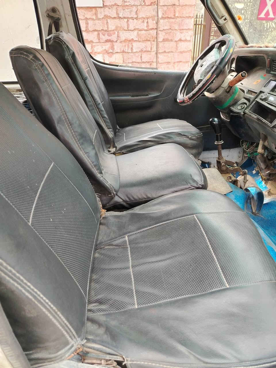 السلام عليكم فتون ٢٠٠٩ مطلوبة هيئة وغرامات ١٢٥٠ بيها وكالة راعيها ماواصلة سيارة مكينة كاز بيها تبخير ومشط استيرن تعبان بس السيارة خاهزة دواخلها نظيفة صدرها حلو سعرها ١٧ وبيها مجال للشراي ***********
