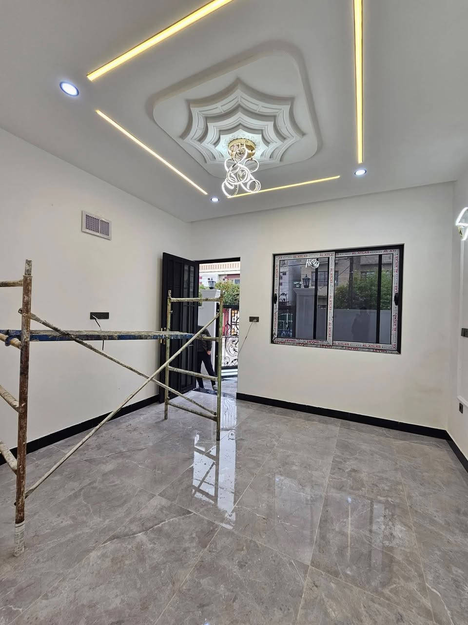 ---- عقارات الموصل الحدباء ----
       🏠💥 للبيع 💥حي السكر💥🏠
🔴️ مساحـة 100متر 

🔴️الواجهة 7.5متر

🔴 الإتجاه قبلة

🔴شارع تبليط بعرض 12متر

🔴طابقين 4غرف 

🔴الطابق الأرضي غرفة نوم هول صحيات مطبخ مناور كراج إستقبال 

🔴الطابق الثاني 3غرف نوم صحيات هول مناور بيتونة 

🔴 تحويل مباشر او قرار التمليك 
          ///////////////////////////////////
 لمعرفة التفاصيل والسعر يرجى زيارة المكتب او الاتصال على 
 الرقم       ***********

🔴 نستقبل جميع طلباتكم وعروضاتكم....
