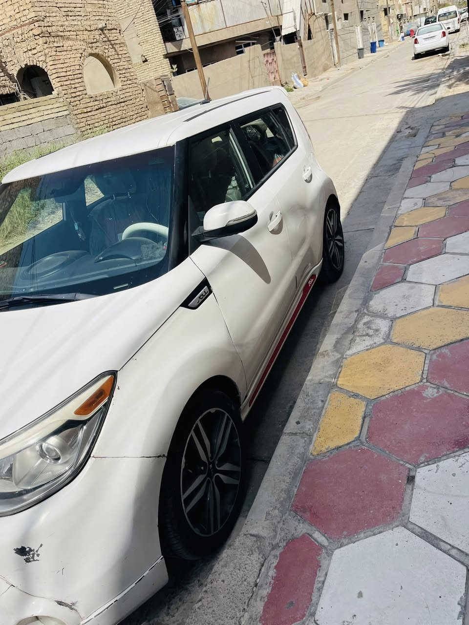السلام عليكم كيا صول موديل 2014 بيه جاملغ وبنيد من امريكه وصار بيه بل عراق صبغ بل جنطه مكينه 2000 ماشيه 110 صور حادث ول سونر موجود بل صور مكان بغداد العبيدي سعره 105 وبيه مجال رقم ***********
