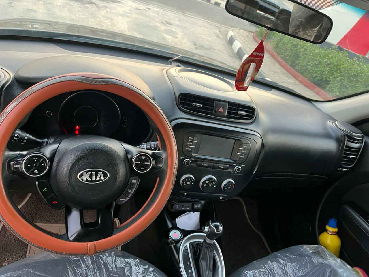 السلام عليكم كيا صول مديل ١٨ خليجي مكينه 1600مامفتوحه  رقم  سليمانية تريد تحويل او وكالة  مكفولة كفالة عامة من صبغ تبديل وفتح مواصفات بصمة تحكم ستيرن اربع جهات سيارة جديدة معنه كلمه ماشيه 110الف مكان ديوانيه اتصال ع رقم /***********علما مكلف بالنشر
