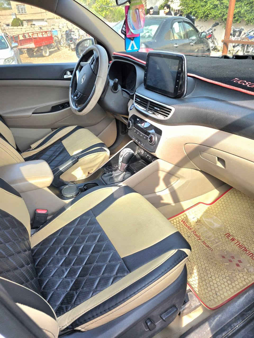 توسان 2020 مطلوبة للمصرف باقي عليها 13 ونص مليون القطع مباشر من الماستر وقت سحب السيارة من المصرف 2021 علما أول 8  أشهر صاحب السيارة مادافع بالبداية كان عنده ظرف لكن بعدها والى اليوم القطع مباشر من الماستر علما السيارة جديده على وضع الشركه ماشيه فقط 13  الف يعني زيرو مكلف بالنشر صاحب السيارة هذا رقمه *********** ..... سعرها 160 السيارة صورناها بدون غسل
