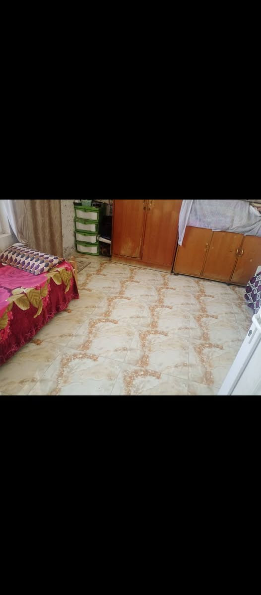بيت للبيع مساحته 50متر بسريدات القديمة سعرة 60قفل يحتوي ع استقبال مطبخ غرفه حمام ترك و فول غرفه وحدة وحمام و ل طرمة وهم حمام ***********
