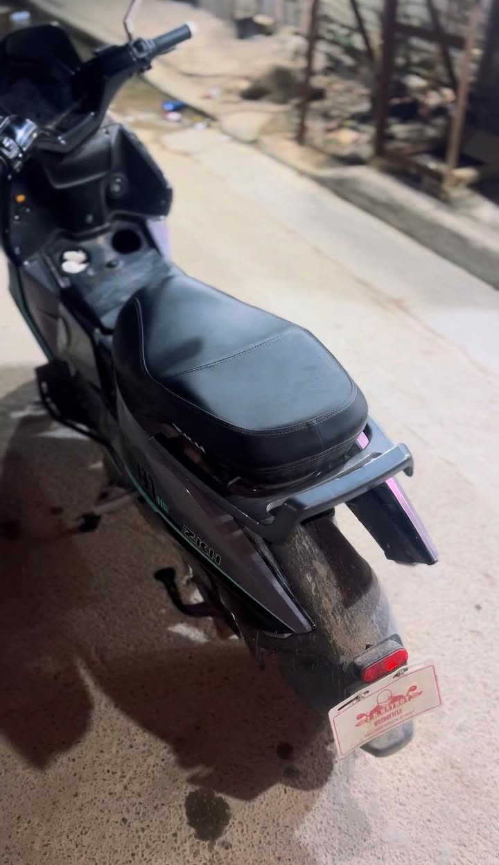 دراجه شحن سكينس صاروخي
استعمال اربع اشهر فقط (يعني جديده)
بيها 6 بطاريات 
الملف مالتها هو 2,000
تمشي بمسافة 70 كيلو 
تجي بيها ثلاث سرعات، و السرعة القصوى هي 80km بالساعة 
مخصصه لشخصين و الشخص الاخر مخصص اله حمالات للرجل 
و بيها مساحة تخزين امامية و يو اس بي للشحن
و لايتات عالي ناصي شبيه الزنون مع led الوان
السعر مليون و اربعمية و بيها مجال
ً
ً
 ً
ً
ً
ً
ً
ً
ً


**إذا كنت صاحب هذا الإعلان وتريد حذفه لأي سبب، رجاءا أرسل رسالة إلى الدعم الفني**