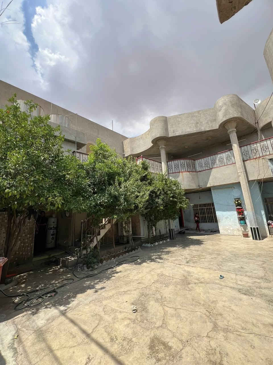 دار للبيع 300م بصف الركن
مقابل الملعب الخماسي فرع أسواق الطيبات 
يتكون من طابقين الطابق الاول:
يحتوي 3 ثلاث غرف نوم + صالة + مجمع صحيات +ربعة خارجية معزولة عن البيت بل كامل مع صحياتها 

الطابق الثاني :
يحتوي 2 غرفتين نوم + صالة + مجمع صحيات 
العنوان العمل شعبي 
الاستفسار ‭***********‬
