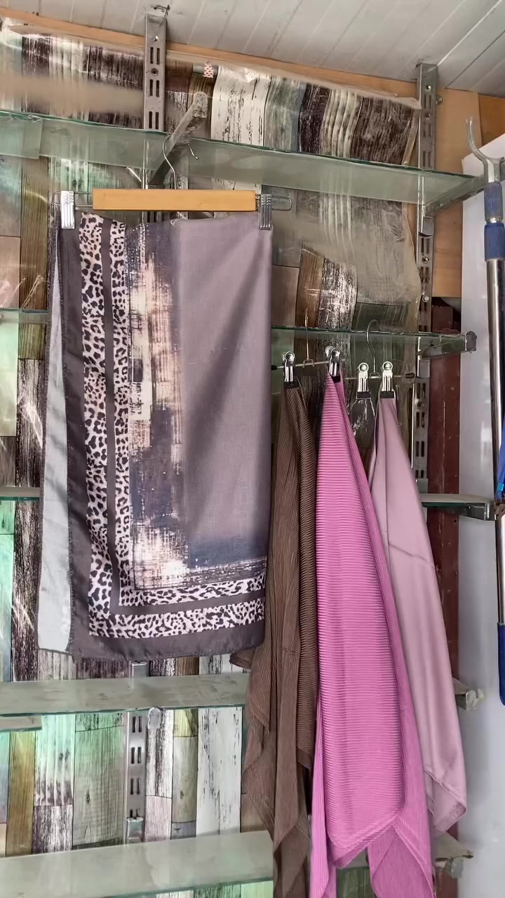 ميز ألمنيوم طول 3 متر ارتفاع متر بي 4 رفرف وباب جراره سعره 150 الف
رفوف جام كاملات طول 3 متر ورتفاع مترين وربع سعرهن 100 
مكاني بالغراف ***********
