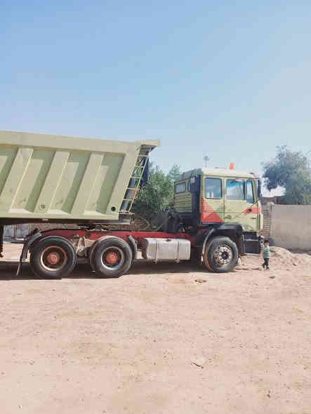 السلام عليكم مان للبيع ماكينه غلق عادي مجموعه وربع من الاسد تنباع راسه عربانه علىم.  ***********
