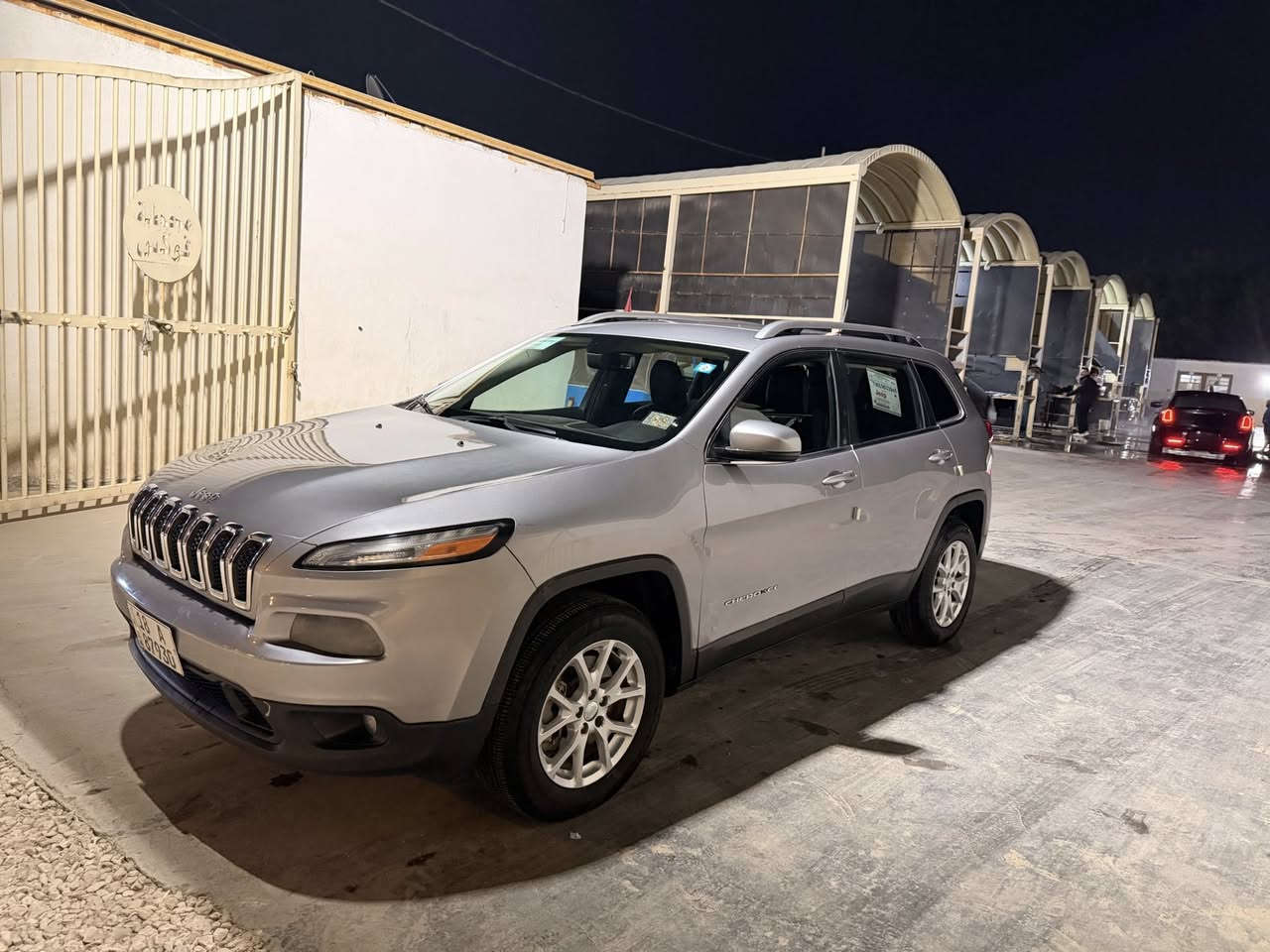 جيب شيروكي (بزون) 2018
ضرر بنيد مع صبغ جملغ ايسر امامي (بدون دواخل)

عداد لمسافه (130)
رقم بابل دولي 

المحرك والأداء:محرك \(V6\)  سعة 3200cc
ناقل حركة أوتوماتيكي.

نظام دفع رباعي (4WD). ملغي

المواصفات الخارجية (فول لمتدد):

ويل (إطارات) كروم قياس كبير.
.لايت زنون مع زراك لايت
.صندوق (جنطة) خلفي كهربائي.
حساسات أمامية وخلفية وكاميرا خلفية.
مرايا جانبية هيتر (تدفئة).

المواصفات الداخلية والرفاهية:مقاعد جلد فاخر.
مقاعد أمامية كهربائية مع تدفئة وتبريد.
شاشة كبيرة (نظام ترفيه وخرائط - Navigation).
تبريد قطعتين
 (أوتوماتيك).ستيرن (عجلة قيادة) تدفئة
.بصمة تشغيل وبصمة أبواب.خزن وضعيات القيادة (Memory).

الأمان والسلامة:خاصية النقاط العمياء (Blind Spot).نظام تثبيت السرعة.نظام اتزان السيارة والتحكم بالجر.نظام توقف ذاتي عند الرجوع. 

مكان بابل الهاشمية 
السعر 143 ورقة 
***********
