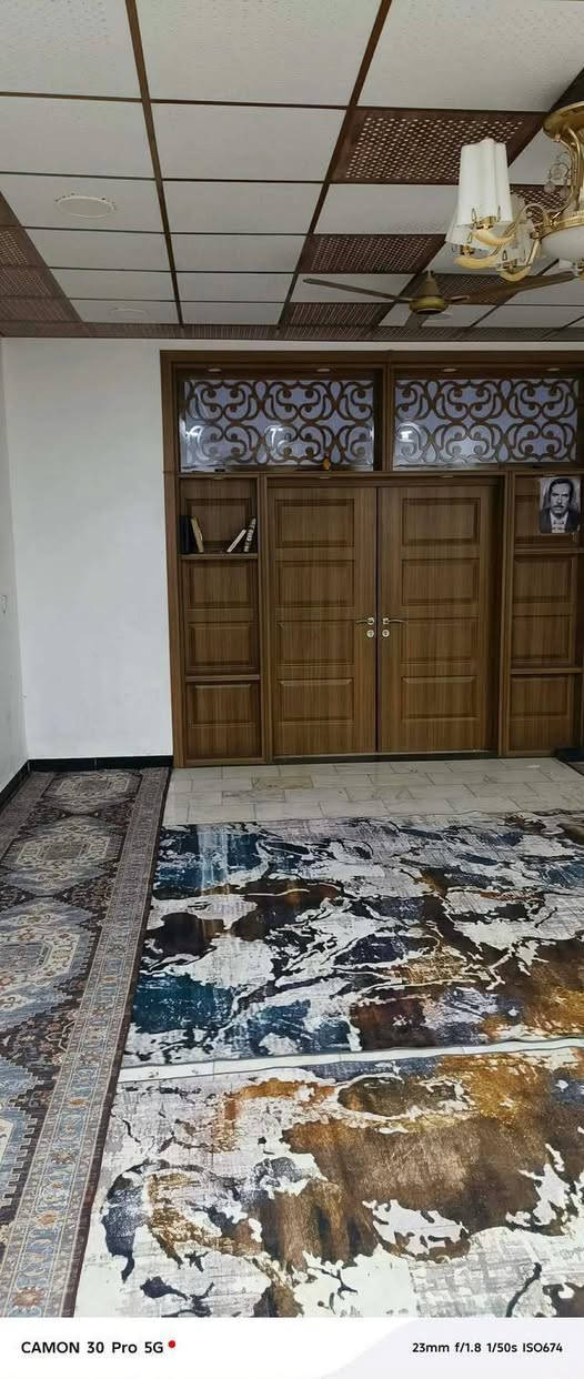 السلام عليكم 
بيت للبيع مساحته 200م واجهه ١٠ 
طابقين حي الفرات شارع الصب خلف اسواق كيان رابع بيت عن الشارع 
الطابق الأول 🏡
غرفه نوم وحده 
صاله 
 أستقبال
 مطبخ 
وصحيات داخليه وخارجيه 
الطابق الثاني 🏡
غرفتين نوم 
صاله 
صحيات 
مخزن ساندويتش _ستفسار ستفسار ***********

*********** 
 او مراجعة مكتب بركات الزهراء للعقار والمقاولات العامه حي الزهراء قرب مصتوصف اذ ردت بيع عقار او بناء أو ترميم ما عليك فقط مراسلتنا 
مكتب بركات الزهراء
