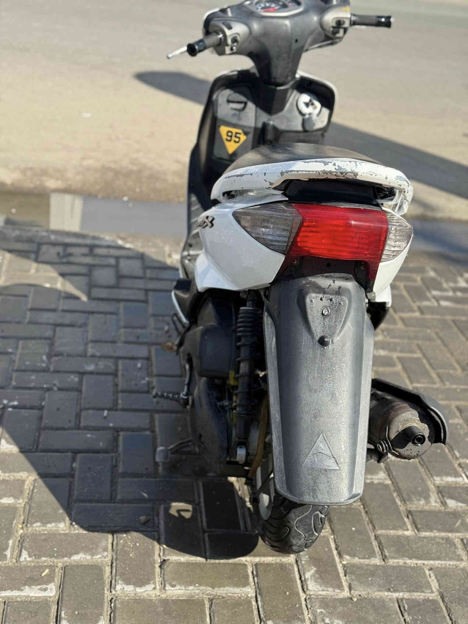 سلام عليكم متاح سكنس نثية 140 مكينة بل جيس كهربائيات شغالة مكان بغداد البياع نقص باتري والدبل الامامي تعبان السعر ٦٠٠ وبيها مجال حك الجية ***********
