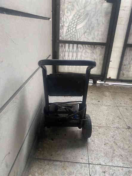 السلام عليكم فاره غسل سيارات ضغط عالي مستخدمه للبيع بيها عطل تنتل السعر ٧٥٠٠٠ مكان غزاليه للاتصال ***********
