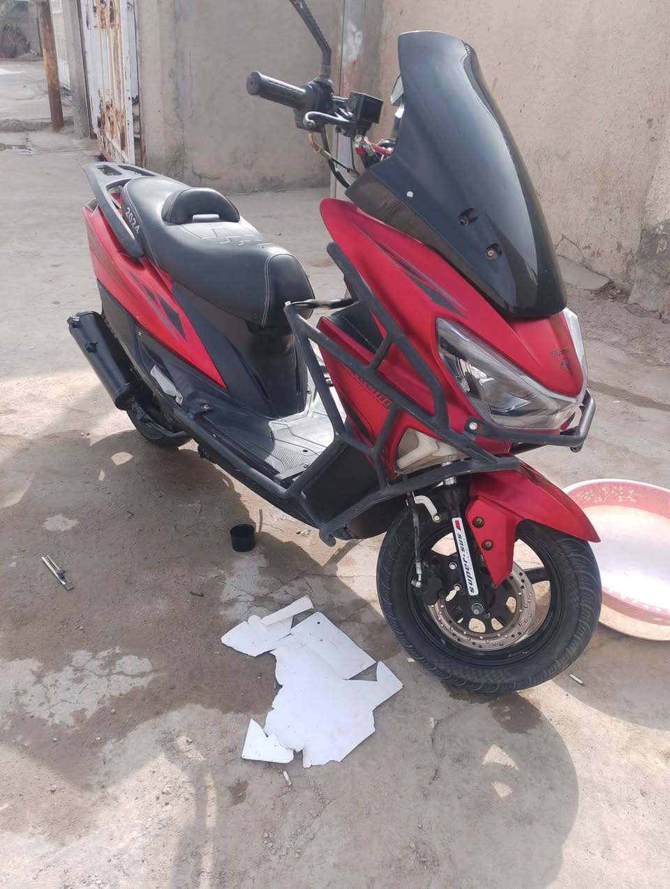 دراجه البيع دراجه حلوه خير من الله شرط سرعه والشلعه مكينته عله وضع الشركه سعره 500بيه مجال بكان دراجه حله بكرلي, ***********
