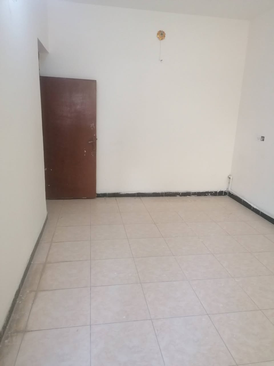 السلام عليكم للايجار ١٠٠م طابقين ٣غرف نوم وصاله ومطبخ وخدمات
حي الشباب المربع الذهبي *********** بي واتساب واتصال وتواصل على الخاص

مكتب اليقين للعقار المربع الذهبي شارع جامع الحبيبب المصطفى ***********
