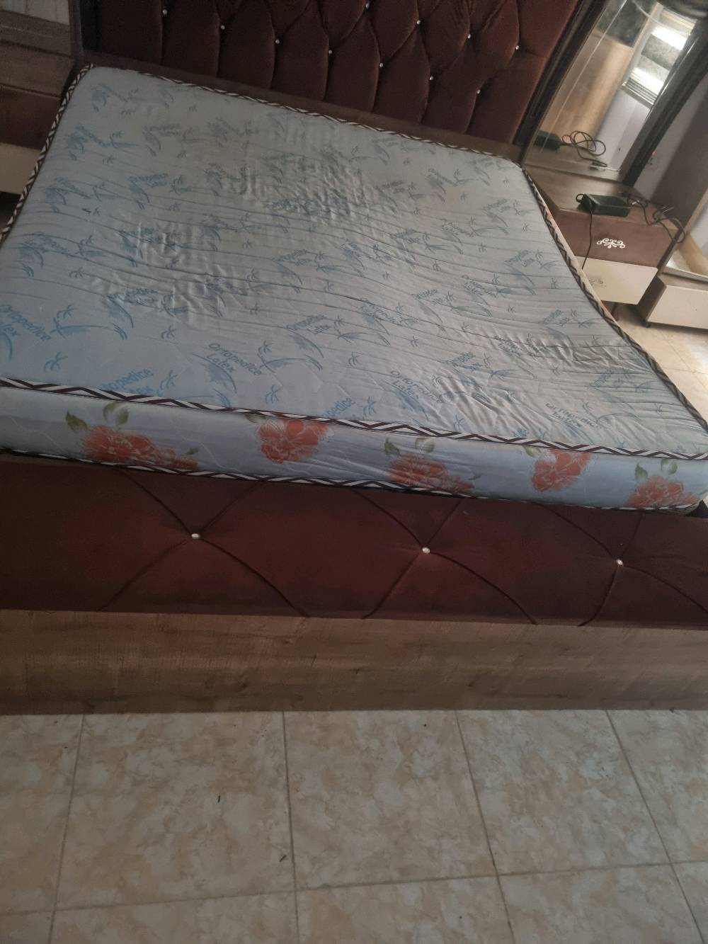 غرفة نوم مع دوشك