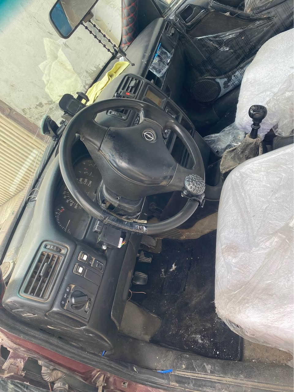 ئۆپل ڤیکترا مۆدێل 1991
تازە مەکینەی تەحمیل کراوە سەیارەکە مەزبوتە
غاز و بەنزینە
ئارم پلاستیکە سەنەوی ئەسلیە
چوار تایە و ویلی خاوئنی لەژێرە تازە تایەکان بەستراوە 
ژمارەی مۆبایل ***********
لەهەولێرم Singapore
