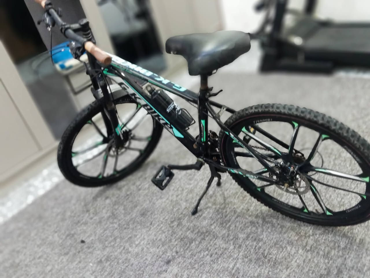 سلام عليكم بايسكل للبيع ياباني البايسكل نضيف حيل ابريك امامي خلفي كير تاير ات جدد صدرامامي شغال حته مطاره بيه البايسكل شوفت عينك السعر 150 الف و بي مجال حك الجيه المكان بغداد طالبيه الستفسار ***********
