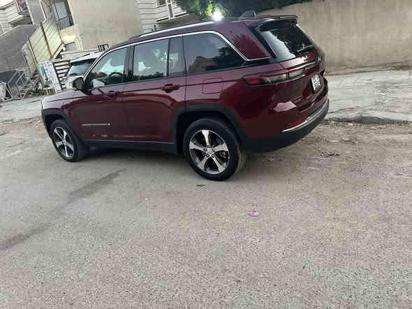 السلام عليكم 
جيب كراند شيروكي 2023 لمتد 4xe هايبرد فول مواصفات ثلاث شاشات ماشية حاليا 7900مايل
حادثها جاملغ وباب مبدل نفس اللون ايرباك البردة طاك 
السعر : 34000$ 
للاستفسار ***********

