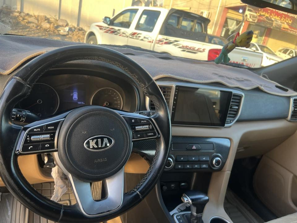 كيا سبورتج ٢٠ ماشيه ٦٠ معروفه مواصفاته بالصوره جديده بيه كم نقطه حالوب والبنيد مبدل اصلي تحياتي اتصل وتدلل 
١٨٥ ورقه ***********
