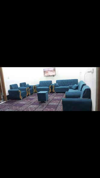 السلام عليكم 
قنفات 11 مقعد 8 متر   جديد نظافه ١٠٠/١٠٠ مستخدم اسبوع خالي من اي خدش مع 4 كوشات وطبله وسطيه السعر ٣٥٠ وبي مجال 
العنوان / جبله حي الفرات 
استفسار ***********
***********
