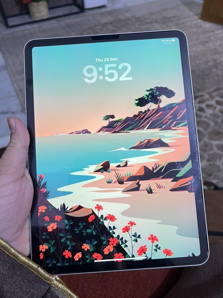 إعلان بيع: 
(مستعمل - بحالة ممتازة)

أبيع iPad Pro 11 الجيل الثاني (موديل 2020) بحالة شبه جديدة، تم استخدامه بشكل أساسي للعب PUBG Mobile فقط. الجهاز سريع جدًا ولا يزال يعمل كالجديد تمامًا، وهو الخيار الأمثل للمهتمين بالألعاب أو الأعمال اليومية بسلاسة عالية.

---

✅ أبرز المميزات (نقاط البيع)

· ✅ أداء متفوق للغاية: مزود بمعالج Apple A12Z Bionic وذاكرة عشوائية 6 جيجابابايت — تؤمن أداءً سلسًا للغاية في جميع التطبيقات وخصوصًا الألعاب الثقيلة مثل ببجي على أعلى الإعدادات.
· ✅ شاشة استثنائية للاعبين: شاشة Liquid Retina مقاس 11 بوصة مع تقنية ProMotion (معدل تحديث 120 هرتز). هذه الميزة تحسن تجربة اللعب بشكل كبير، حيث تجعل الحركة أكثر سلاسة وتقلل من التشويش البصري، مما قد يمنحك تفوقًا في اللعبة.
· ✅ في حالة فنية ممتازة: الجهاز نظيف جدًا، لا يحتوي على خدوش أو صدمات أو كسور.
· ✅ الحماية الأصلية: تم تركيب شاشة حماية ضد الكسر (أصلية) منذ اليوم الأول للحفاظ على الشاشة الأساسية.
· ✅ ملحقات أصلية: السعر يشمل الشاحن الأصلي (الطوب) والكابل الأصلي من Apple.
· ✅ التخزين: سعة تخزين 128 جيجابابايت مناسبة لتثبيت العديد من الألعاب والتطبيقات.

---

📱 المواصفات الفنية الرئيسية

· الموديل: iPad Pro 11-inch (الجيل الثاني)
· سنة الإصدار: 2020
· سعة التخزين: 128 جيجابابايت
· الشاشة: 11 بوصة، Liquid Retina، بدقة 2388 × 1668 بكسل، بتقنية ProMotion (120 هرتز).
· المعالج: A12Z Bionic Chip
· الذاكرة العشوائية (RAM): 6 جيجابابايت
· البطارية: صحتها جيدة جدًا، وتدوم ليوم كامل مع الاستخدام العادي.
· نظام التشغيل: iPadOS (محدث لأحدث إصدار متوافق).

---

🎮 لماذا يعتبر هذا الجهاز مثاليًا للاعبين؟

تم استخدام هذا الجهاز أساسًا للعب PUBG Mobile، وقد تميز بالتالي:

1. الأداء: تشغيل اللعبة على إعدادات HD أو HDR مع معدل إطارات عالٍ (High Frame Rate) كان سلسًا تمامًا بدون أي تقطيع.
2. دقة الاستجابة: شاشة الـ 120 هرتز تستجيب فورًا للمسات، وهو أمر بالغ الأهمية في الألعاب التنافسية.
3. الصوت: نظام المكبرات الرباعية يعطي تج صوتيًا غنيًا، ويساعد في تحديد اتجاه الأصوات بدقة داخل اللعبة.

---

📦 المحتويات

· iPad Pro 11 (الجهاز نفسه).
· الشاحن الأصلي (الطوب) من Apple.
· كابل الشحن الأصلي من Apple (USB-C).

---

🔎 ملاحظة أخيرة

الجهاز تم الاعتناء به بشكل ممتاز. سبب البيع هو الترقية إلى موديل أحدث  .
 السعر ٦٠٠ الف
للاستفسار :
اتصال او واتساب

***********
