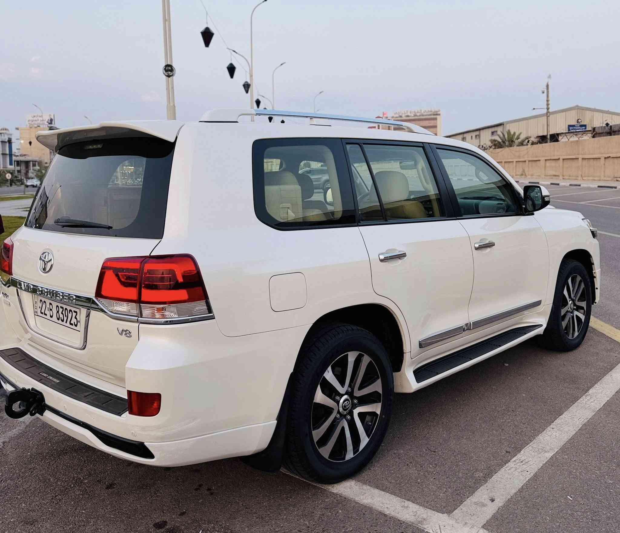 لاندكروز 2018  gxr
رقم أربيل ماشيه 120. الف 
محرك 8 سلندر  
مكفول عدا بارد 1
نضيفه جدا  وبدون اي نقص
محرك كير ككهربائيات مكفوله
تشغيل عن بعد 8 ايرباك كشن 3 دكم فتحه سقف السعر475 بيه مجال 
لاستفسار ***********
مكانها بصره
