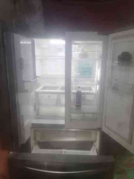 السلام عليكم 
ثلاجه للبيع نضيفه
استعمال قليل 
السعر 550 وبيه مجال 
للاستفسار 
الاتصال ***********
