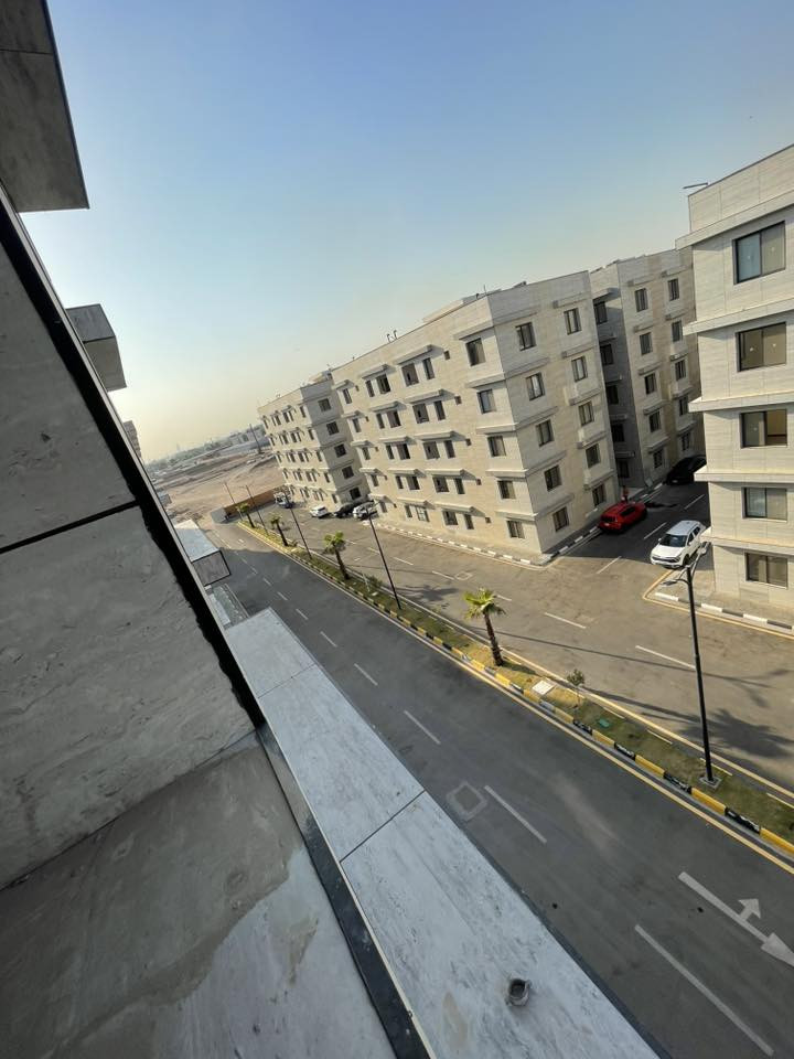 السلام عليكم
شقه للبيع بنظام تحويل القرض
(طابق رابع  اني اختاريتها بالطابق الاخير حتى ماكو ازعاج من الساكنين فوك مع العلم كانت متوفرة غير خيارات )
الشقة طرفية 
في( مجمع الزهراء السكني)  
مقابل معسكر الرشيد
 
مساحة الشقة 160م المساحه الكلية.
تحتوي ..
صالة .+ مطبخ + حمام عدد 2 +
3 غرف نوم  (واحدة  نظام سويت ) + بالكون  
تبريد مركزي  ( 5 سبالت)
 
 مصعد كهربائي 
الطابق هادئ يحتوي على  اربع شقق فقط
* مجمع قريب الكراده 
* المجمع مزود بسكيورتي وكامرات حماية على مدار 24ساعة 
للاستفسار واتس اب 
***********
