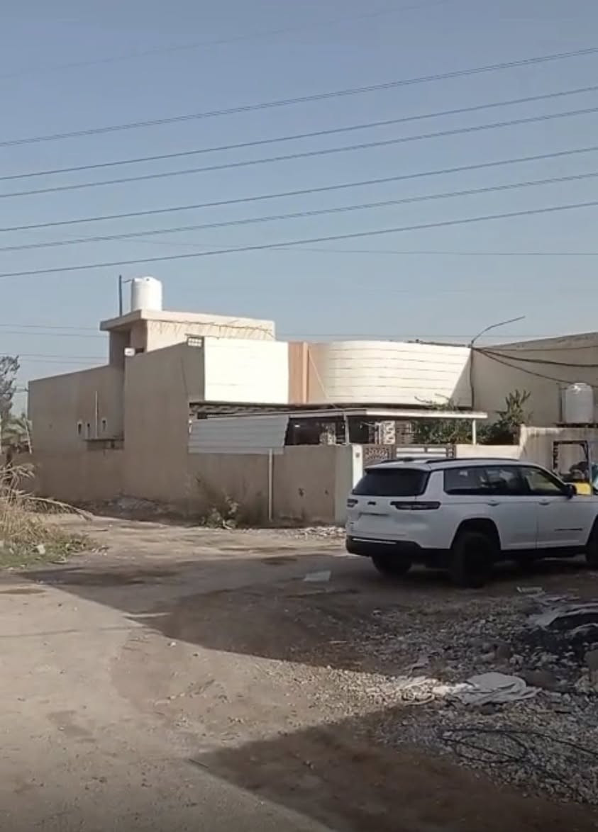 عقار للبيع ٦١٠٠ متر يحتوي على ثلاث بيوت  حديثه ومعمل كاشي ومعرض سراميك وتحلية مياه وحسينيه وساحه فارغه قرب سيطره ام الهوى  سند ٢٥ تحويل باسم المشتري مباشر للتواصل ***********
