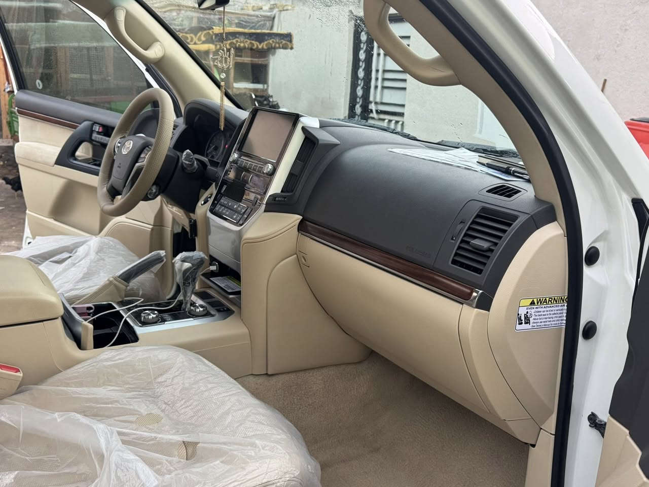 تفاصيل بل صوره ويا منشورات. لاندكروز 2017سياره تخم تاير جديد قبل اسبوع شاده.    كفاله  من كلشي.    مال  بيت.  ماشيه 127.      السعر 475وبيه مجال.      ***********
