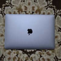 ماكبوك إير M1 • ٨ جيجا رام • ٢٥٦ جيجا SSD