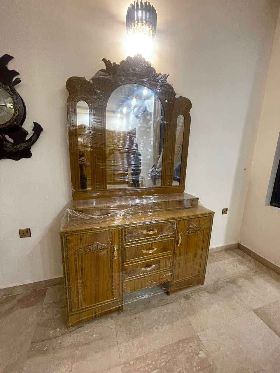 غرفة ست ابواب موديل الخوخ ملحق طابقين
الخارج صاج 4 ملم 
الداخل جام 3 ملم 
القاعدة بلوك صاج 14 ملم 
الظهر فتح وشد براغي 
الزاوية بابتين وبأرتفاع الكنتور 
الكنتور ست قواطع ومقسم خانات 
السعر مليون و100الف بسعر الجملة
***********
