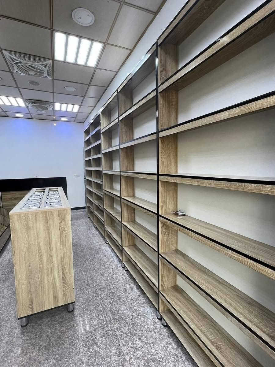 سلام عليكوم عندي رفوف جدات ١٠ قطع وياهن زاويه وميز كاشير اريد ابيعهن مستعجل ع بيعتهن. 
رقم التليفون ***********

