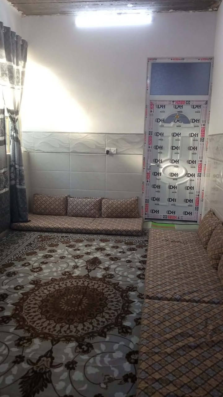 السلام عليكم بيت للبيع مساحة 100 متر
غرفه + صاله + مطبخ  +صحيات + استقبال + غرفه فوق ، بيت جاهز للسكن فقط الواجهة ما كامله قرب مدرسة غصن الزيتون 
السعر 43 وبي مجال 

*********** واتساب 
‏‪***********‬‏ واتساب
