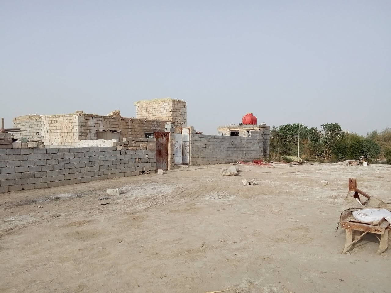 للبيع 2دونم معه بيوت 2 كهرباء وماء وجه عشارع السبيس الباح***********
