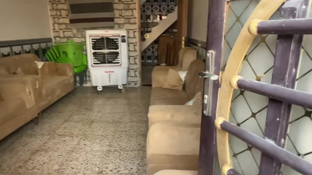 سلام عليكم بيت للبيع مساحته 110متر طابو زراعي سند 25بيت نظيف جدا وقريب على شارع 100خلف تجاري 
يتكون من صاله ومطبخ وكلدور وغرف نوم باسمه شخص واحد خدمات كامله من ماء وكهرباء وتبليط عرض شارع 20متر ابسعر امناسب وبيع مستعجل الظروف خاصة لاستفسار اكثىر او مراجعت مكتب بهاء الجشعمي اللعقار العنوان حله شارع 100قرب جسر المشاه 
او لاتصال على الرقم التالي 
***********
