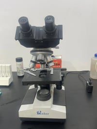 إعلان للبيع  مجهر مختبري (Microscope) + جهاز طرد مركزي (Centrifuge) لل...